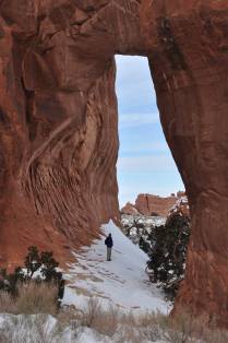 Pine Tree Arch, mais um arco de pedra no nosso segundo dia de explorações no Arches National Park, perto de Moab, em Utah, nos Estados Unidos